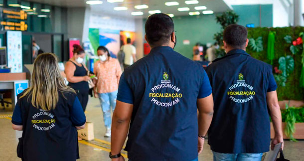 Procon AM realiza blitz educativa nas companhias aéreas no Aeroporto