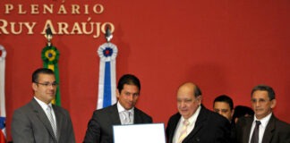 Marinho recebe do Título de Marcelo Ramos, ladeado por Josué Neto(E) e Evilásio Nascimento(D)/Foto: Alberto Cesar