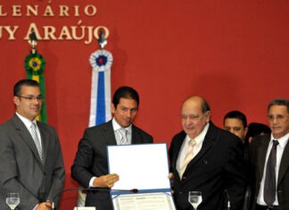 Marinho recebe do Título de Marcelo Ramos, ladeado por Josué Neto(E) e Evilásio Nascimento(D)/Foto: Alberto Cesar
