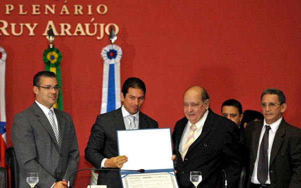 aleam-joaquim-marinho-cidadao-04-12-13-alberto-cesar Marinho recebe do Título de Marcelo Ramos, ladeado por Josué Neto(E) e Evilásio Nascimento(D)/Foto: Alberto Cesar