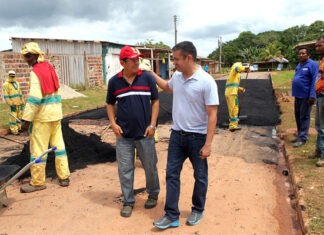Neto acompanha obras em Careiro Castanho com o prefeito Hamiltom Villar/Foto: Danilo Mello
