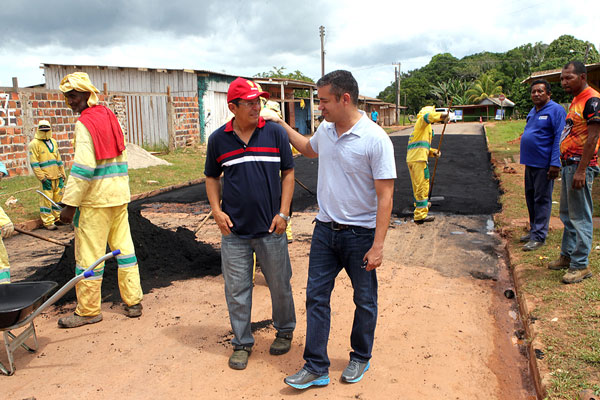 Neto acompanha obras em Careiro Castanho com o prefeito Hamiltom Villar/Foto: Danilo Mello