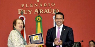 Sidney Leite entrega placa à Ana Maria, viúva de Paulo Freire/Foto: Albeerto Cesar