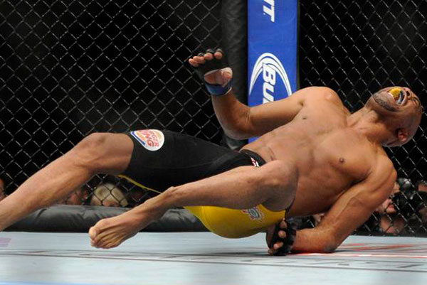 anderson-ufc-30-12-13-ap O doloroso drama de Anderson Silva/Foto: AP