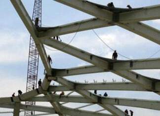 Operários trabalham na estrutura de cobertura da Arena da Amazônia/Foto: Gary Hershoro(Reuters)