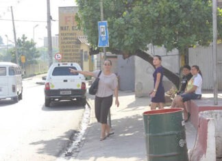 Paradas de ônibus sem abrigo/Foto: Zeferino Neto