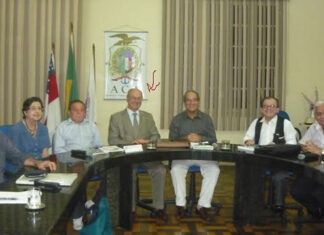Consul assina o livro de visitantes/Foto: Divulgação