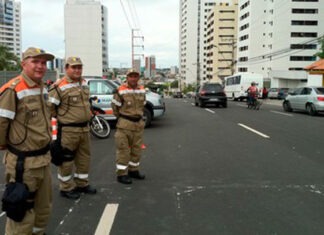 Agentes de trânsito nas ruas no fim de ano, em Manaus
