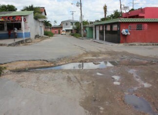 Ciclista vai tentar passar pelo buraco, no Novo Aleixo/Foto: Zeferino Neto