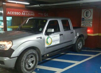 Veículo oficial estacionado, errdamente/Foto: Em Tempo, com colaboração do leitor