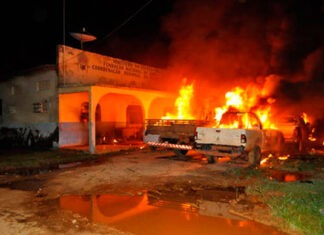 Fogo nas ruas de Humaitá, carros incendiados