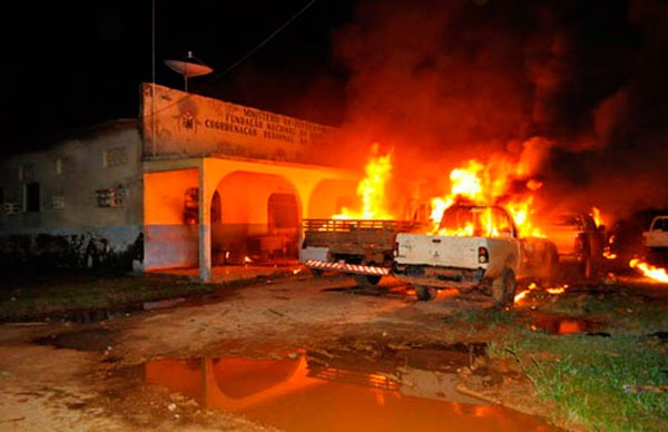 cidade-fogo-humaita-27-12-13 Fogo nas ruas de Humaitá, carros incendiados