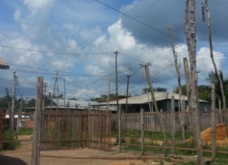 Moradores correm risco diante da fiação elétrica, em Itapiranga