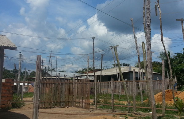 Moradores correm risco diante da fiação elétrica, em Itapiranga