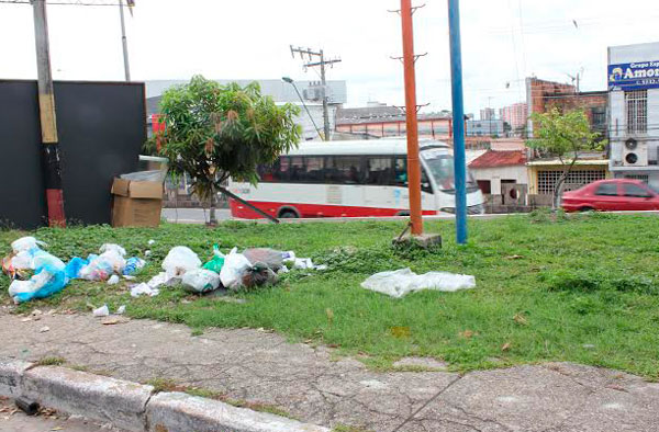 O lixo espalhado nas ruas e praças de Manaus/Foto: Zeferino Neto