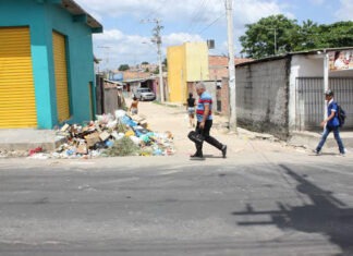O lixo nas ruas que prejudica a todos/Foto: Zeferino Neto