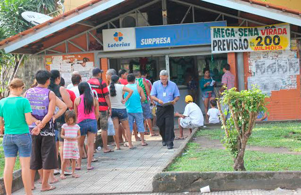 Casas Lotéricas lotadas, fecham às 12h00/Foto: Zeferino Neto