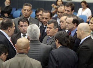Vereadores reunidos depois de concluídos os trabalhos/Foto: Robervaldo Rocha