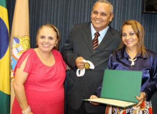 Vereadora Therezinha Ruiz entrega medalha aos filhos de Kid Mendes