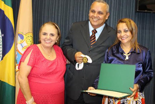 Vereadora Therezinha Ruiz entrega medalha aos filhos de Kid Mendes