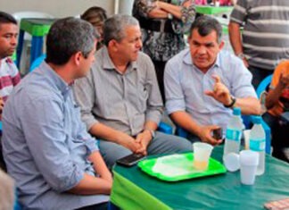 Vereadores Saraiva e Abtibol conversam com permissionários/Foto: Gilberto Martins