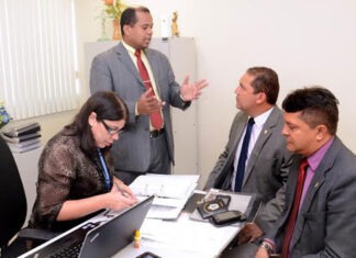 Vereador Walfran Torres, relator, conversa com Rosivaldo Cordovil/Foto: Robervaldo Rocha