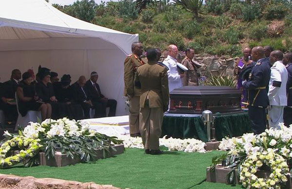 mundo-mansdela-entero-15-12-13-reuters Enterrado em Qunu, Nelson Mandela/Foto: Reuters