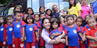 Nejmi Aziz com crianças do Lar Batista/Foto: Herick Pereira