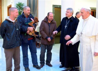 Papa recebe sem abrigos para o café da manhã/Foto: Observatore Romano