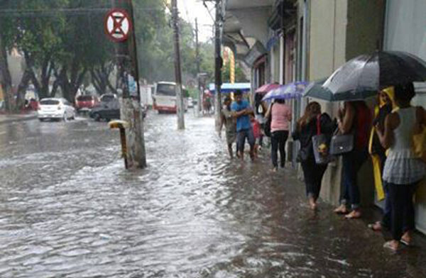 cidade-chuva-no-centro-10-01-14 Chuva forte em Manaus alaga ruas no centro/Foto: Em Tempo, com colaboração do leitor