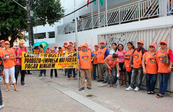 Trabalhadores reunidos em frente ao TRT, em Manaus/Foferino Netoto: Zef