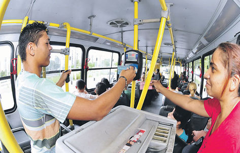 Estudante usa a meia passagem em ônibus/Foto: Arquivo