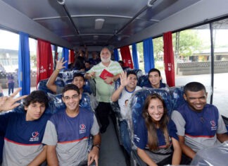 Padre Humberto(Centro), recebe com alegria a doação/Foto: Herick Pereira