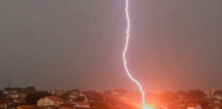Fotógrafo capta raio atingindo casa em São José dos Campos-SP/Foto: Eric Silva