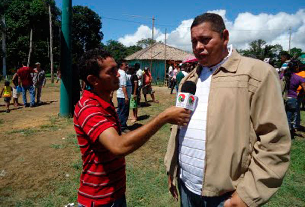 Coordenador Robson Bastos(D) em vista a comunidade do interior do AM