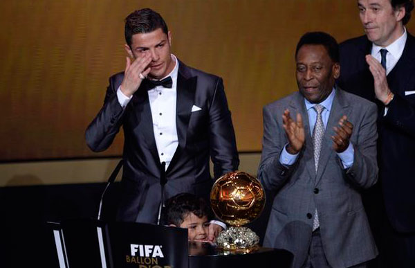 esporte-bola-ouro-cristiano-pele-13-01-14-afp Cristiano Ronaldo chora ao receber a Bola das mãos de Pelé/Foto: AFP