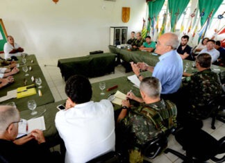Melo reúne com forçaS de segurança, em Humaitá/Foto: Divulgação