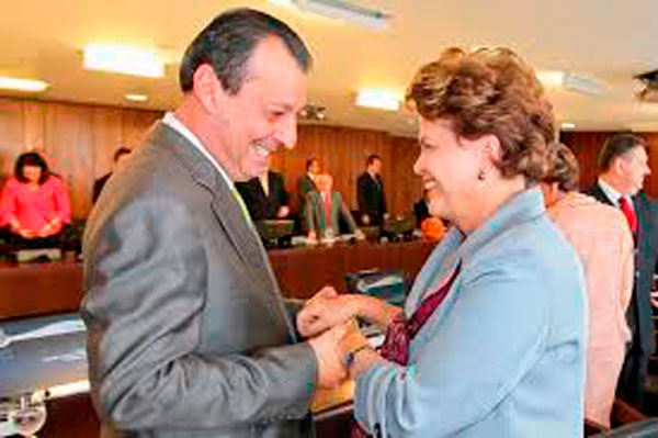 omar-dilma-descontracao-23-01-14 Omar e Dilma em conversa descontraída