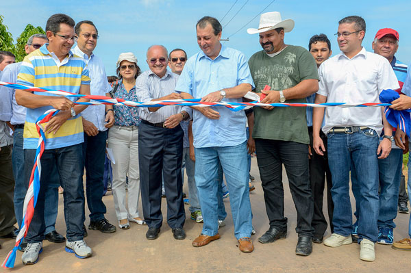 Governador Omar inaugura vicinal do Samaúma, o lado de Melo e Josué Neto/Foto: Alex Pazuello