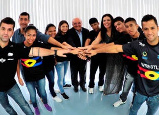 Melo e os heróis da Luta olímpica e a secretária Alessandra Campelo/Foto: Cleilton Viana