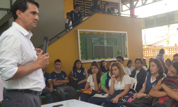aleam-sidney-debate-natalia Deputado Sidney Leite na Escola Natália Uchoa/Foto: Divulgação