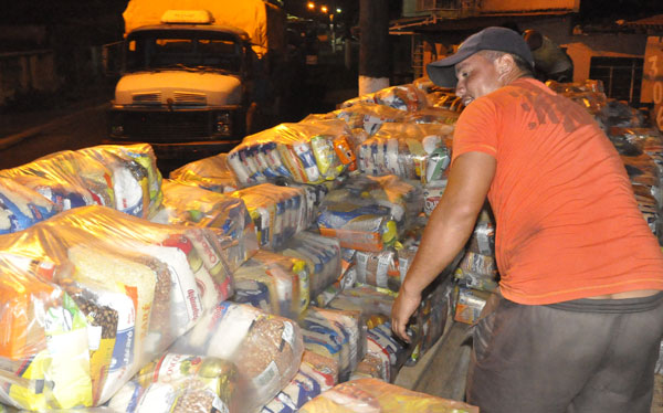 cidade-cheia-assistencia02- Mantimentos sendo embarcados pela DC/Foto: Divulgação