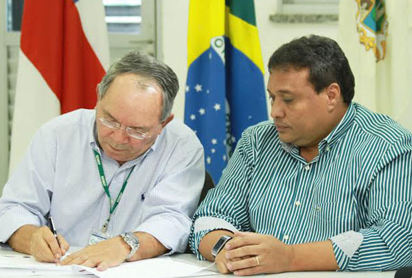 Secretário Ulisses Tapajós(E) e Leonel Feitoza(D), assinam parceria