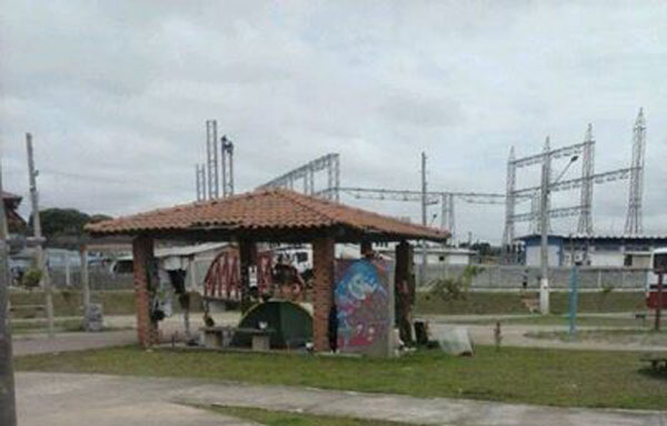 cidade-moradia-publica-04-02-14 Moradia em plena praça pública no Santo Antonio/Foto: Leitor do CA
