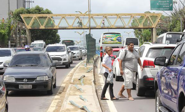 cidade-transito-atropelamen Pessoas expostas ao trânsito na Djalma Batista/Foto: Zeferino Netto