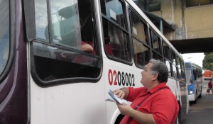 Vereador Waldemir José(PT) realiza fiscalização pessoal nos ônibus/Foto: Robervaldo Rocha