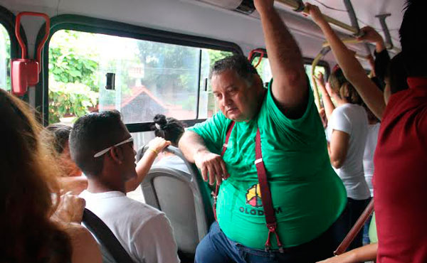 cmm-waldemir-onibus-viagem-12-02-14 Waldemir José conversa com usuário em viagem de ônibus/Foto: Divulgação