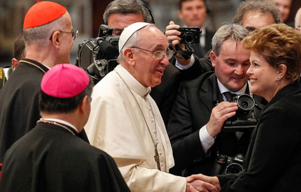 dilma-papa-conversa-21-02-1 Dilma conversa com o papa Francisco, em Roma/Foto: Vaticano
