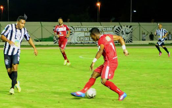 Edinho Canutama arranca para o gol/Foto: Emanuel Siqueira