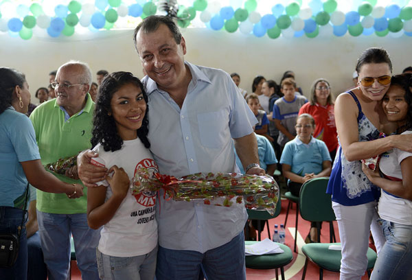 omar-barcelos-melo-24-02-14 Governador Omar(C), vice José Melo(E) e Nejmi Aziz(FPS/D), em Barcelos/Foto: Alex Pazuello
